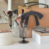 Nghệ thuật dọn dẹp bàn trang điểm 